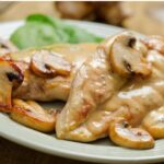 Pollo con champiñones cremoso, fácil y listo en 45 minutos
