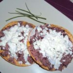 Tostadas con frijoles refritos y queso: receta fácil, rápida y casera