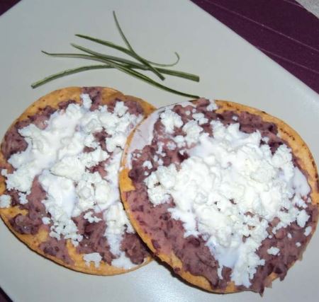 Tostadas con frijoles refritos y queso