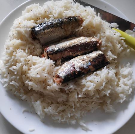 Arroz con sardinas en lata