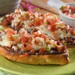 Molletes con chorizo y pico de gallo: fáciles, crujientes y caseros