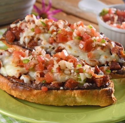 Molletes con chorizo y pico de gallo