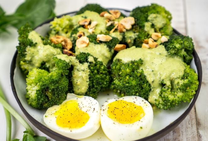 Huevo con brócoli