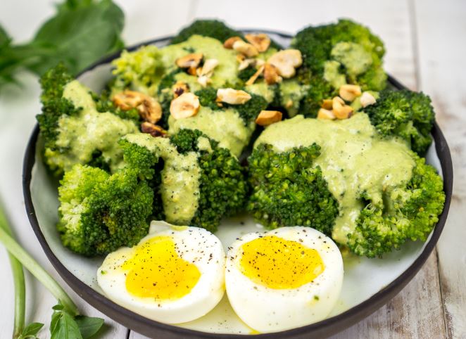 Huevo con brócoli