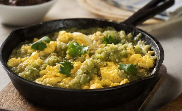 Huevo con tomate verde